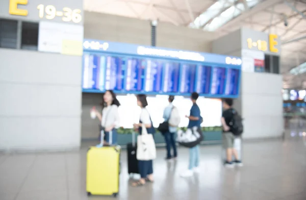 Desfocado Passageiros Viajantes Verificando Fligt Forma Bordo Informações Voo Aeroporto — Fotografia de Stock