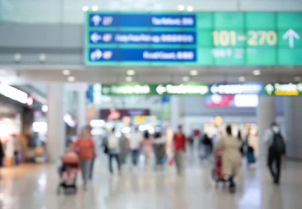 Fundo Desfocado Pessoas Passageiros Com Bagagem Andando Aeroporto Indo Para — Fotografia de Stock