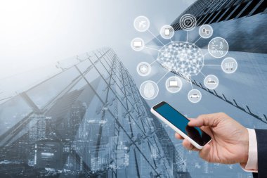 Yapay Zeka Yapay Zeka Yapay Zeka, İnternet. Şehir arka planında cep telefonu kullanan iş adamı, her yerde pazarlama, akıllı telefon sohbet robotu uygulaması, 4.0 endüstriyel teknoloji