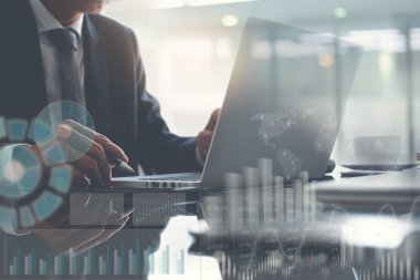 İş analizi, iş raporu, finansal grafik, borsa raporu ve modern bilgisayar arayüzü, sanal ekran arayüzü ile dizüstü bilgisayarda çalışan iş adamı.