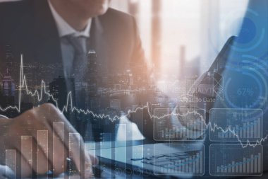 İş istihbaratı BI ve iş analizi konsepti. İş adamı, pazarlama verilerini analiz ediyor, cep telefonu uygulamalarını ve dizüstü bilgisayarını takip ediyor ve geliştirilmiş gerçeklik analitik bilgisayar paneli kullanıyor.