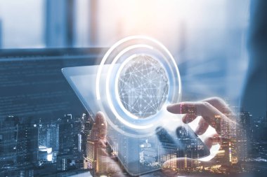 IOT, Nesnelerin İnternet konsepti. Kablosuz ağ küreselleşme arayüzü ile dijital tablet üzerinde çalışan iş adamı ya da yazılım mühendisi, akıllı şehir bilgisayarı ile çift pozlama dizüstü bilgisayarı kodlama programı