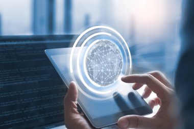 IOT, Nesnelerin İnternet konsepti. İş adamı ya da yazılım mühendisi el bilgisayarda kablosuz ağ küreselleşme arayüzü ve kodlama programı ile dijital tablet üzerinde çalışıyor. mavi ton