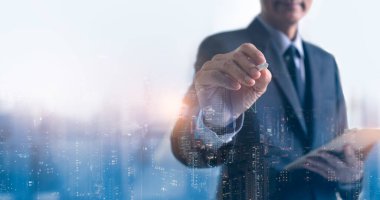 İş geçmişi, dijital tablet ve stiluspen ile siyah takım elbiseli akıllı Asyalı işadamının sanal ekran, şehir ve gündoğumu üzerinde çift pozlama, iş sunumu için kullanılabilir