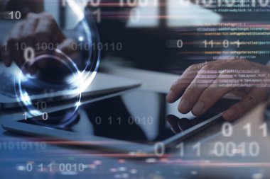 Dijital yazılım teknolojisi geliştirme, mobil uygulama tasarım konsepti. İnsan programcısı, yazılım devleloper kodlaması dijital teblet bilgisayarda ikili, bilgisayar kodu ve sanal ekranda büyük veri ile