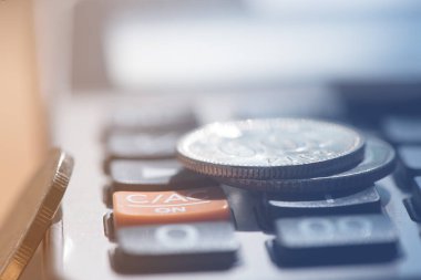 Finans ve bankacılık kavramı, para ve hesap makinelerini iş ve mali geçmiş için kopyalama alanı ile kapat