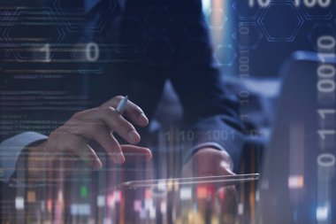 Dijital teknoloji, yazılım geliştirme, internet ağı bağlantısı, IoT Internet of Things. İşadamı bilgisayar kodlu, ikili, büyük veri arayüzlü dijital tablet ve dizüstü bilgisayar üzerinde çalışıyor