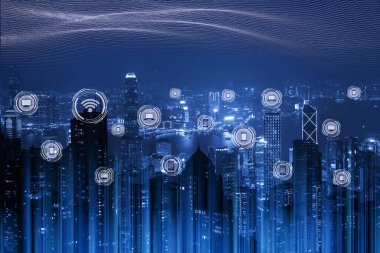 Kablosuz ağ iletişimi, internet bağlantısı, akıllı şehir konsepti. Elektronik aygıtlar, multimedya, teknoloji simgeleri ve ağ bağlantısı ile gelecekçi şehir manzarası mavi tonda