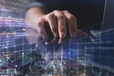Dijital teknoloji, yazılım geliştirme konsepti. Bilgisayar kodu, ikili, internet ağı ve soyut teknoloji arayüzü ile birlikte dizüstü bilgisayar üzerinde çalışan kodlayıcı ve web tasarımcısı