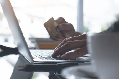 Kredi kartı ödemesi, online bankacılık, e ticaret, e iş, omnichannel veya çok kanallı konsept yoluyla online alışveriş ve internet bankacılığı