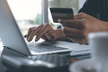Kredi kartı ödemesi, online bankacılık, e ticaret, e iş, omnichannel veya çok kanallı konsept yoluyla online alışveriş ve internet bankacılığı