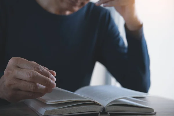 Closeup Image Young Asian Man Reading Book Casual Man Student — Foto Stock