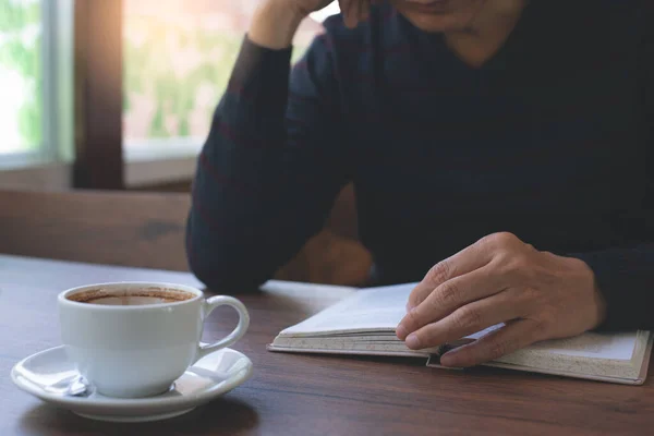 Closeup Image Student Reading Book Casual Business Man Relaxed Reading — Foto Stock