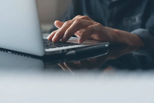 Casual Business Man Hipster Hand Typing Keyboard Working Laptop Computer — Foto Stock