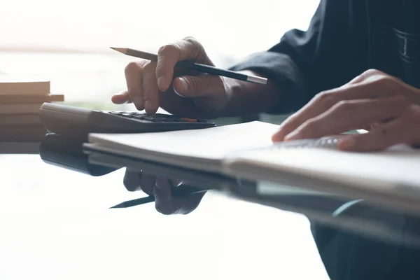 Geschäftsmann Oder Buchhalter Mit Bleistift Taschenrechner Arbeiten Finanzdaten Berechnen Notizen — Stockfoto