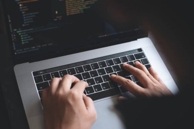 Web ya da uygulama geliştirme, iş ve teknoloji kavramı. Programcı, insan yazılım geliştirici elleri HTML kodluyor, Javascript programlanıyor dizüstü bilgisayar ekranında, arka görünümü kapat