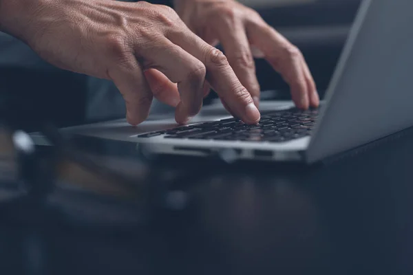 Casual Business Man Hands Typing Browsing Internet Laptop Computer Keyboard — Foto Stock