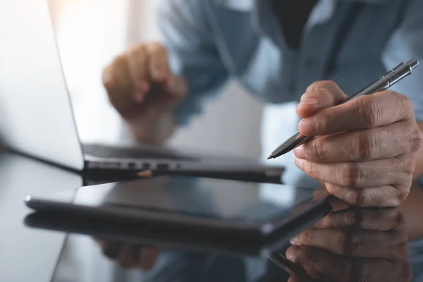 Casual Business Man Designer Freelance Holding Pen While Working Laptop — Foto Stock