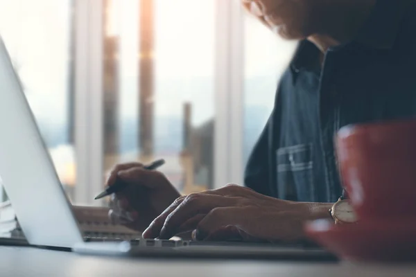Casual Business Man Freelancer Working Laptop Computer Browsing Internet Writing — Foto Stock