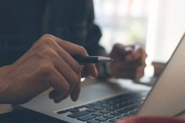 Uomo Affari Occasionale Libero Professionista Che Lavora Sul Computer Portatile — Foto Stock