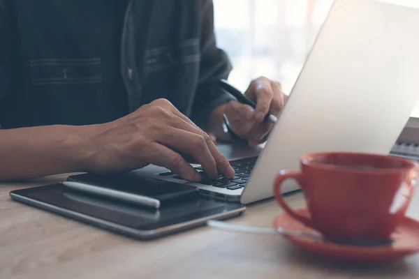 Uomo Affari Occasionale Freelance Che Digita Sulla Tastiera Del Computer — Foto Stock