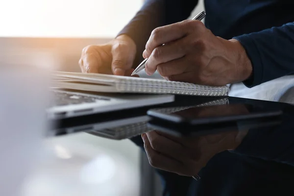 Business Man Pianificazione Progetto Lavoro Scrittura Nota Con Computer Portatile — Foto Stock