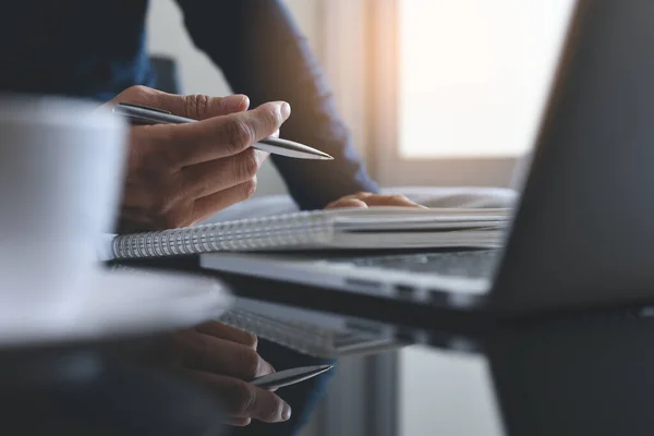 Business Man Pianificazione Progetto Lavoro Scrittura Nota Con Computer Portatile — Foto Stock