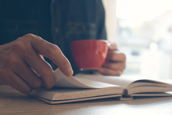 Uomo Che Legge Libro Beve Caffè Sul Tavolo Legno Vicino — Foto Stock