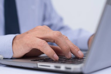 İş adamı çalışıyor, dizüstü bilgisayarda daktilo kullanıyor, ofis odasında klavye çalıyor, interneti kapatıyor..