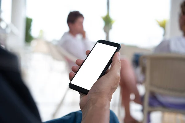 Kafede veya restoranda boş ekran akıllı telefon kullanan sıradan bir adamın görüntüsü uygulama reklamı veya web tasarım şablonu için kullanılabilir