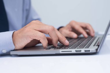 Çalışma, dizüstü bilgisayar klavye oda ofis içinde yazarak, yakın kavramı, şeylerin Internet, online çalışma iş adamı.