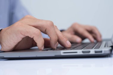 Çalışma, dizüstü bilgisayar klavye oda ofis içinde yazarak, yakın kavramı, şeylerin Internet, online çalışma iş adamı.