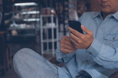 Sıradan bir iş adamı telefonda internet uygulamasını kontrol ediyor, akıllı telefon kullanıyor ve kafede ya da kafede internet geziyor birini beklerken, klasik ses tonu, internet gibi şeyler.