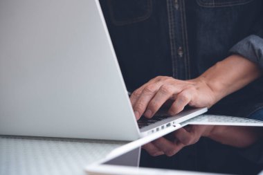 Evden çalışmak, taşınabilir ofis, serbest yaşam tarzı konsepti. Günlük iş adamı, interneti bağlayan serbest çalışan, evde veya kahve dükkanında dijital tabletle bilgisayarda çalışan,