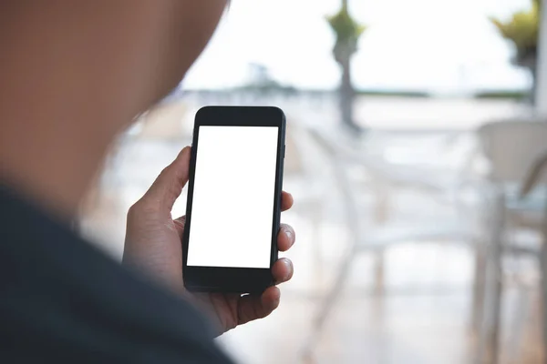 Kafede veya restoranda boş ekran akıllı telefon kullanan sıradan bir adamın görüntüsü uygulama reklamı veya web tasarım şablonu için kullanılabilir