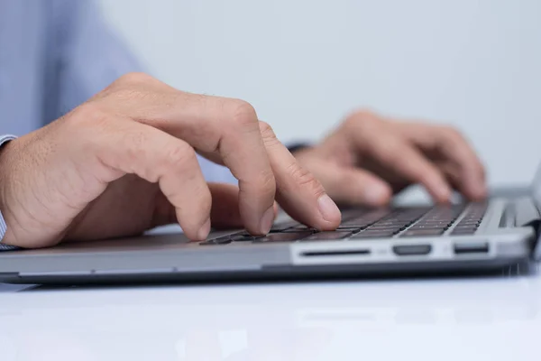 Çalışma, dizüstü bilgisayar klavye oda ofis içinde yazarak, yakın kavramı, şeylerin Internet, online çalışma iş adamı.