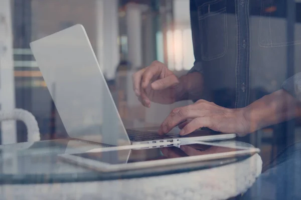 Çevrimiçi çalışma alanı, portatif ofis, serbest yaşam tarzı konsepti. Günlük iş adamı, interneti bağlayan serbest çalışan, kahve dükkanında dijital tabletle birlikte dizüstü bilgisayarda çalışan,
