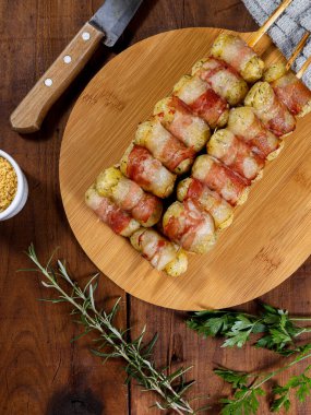 Pastırmaya sarılmış Cassava şişleri, Cassava madalyonu...