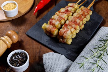 Pastırmaya sarılmış Cassava şişleri, Cassava madalyonu...