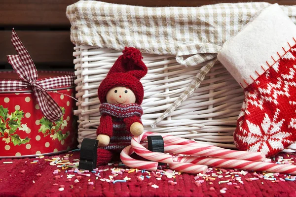 Vánoční dekorativní Dřevěná panenka s dárkové krabice a vánoční ponožka. — Stock fotografie