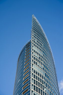 Mavi gökyüzü arka plan üzerine bina modern iş cam
