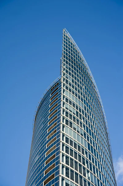 Bâtiment moderne en verre d'affaires sur fond bleu ciel — Photo