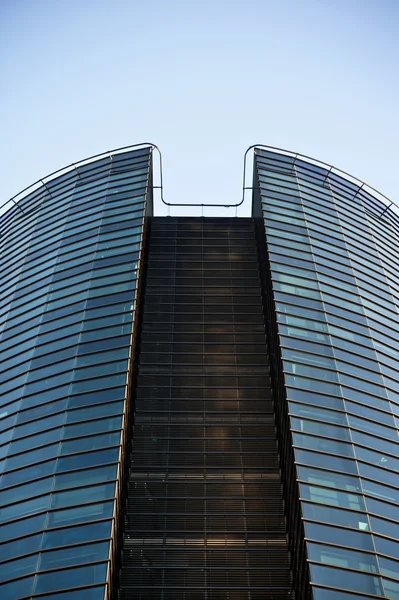 Edifício de vidro de negócios moderno no fundo do céu azul — Fotografia de Stock