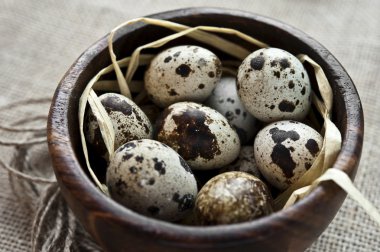 yakın çekim bıldırcın yumurtası çuval bezi zemin üzerine ahşap kase