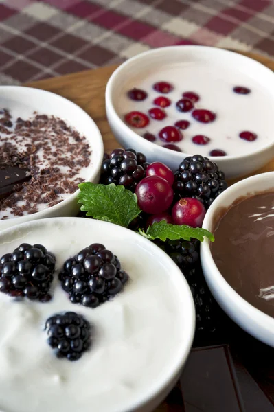 Close-up cream dessert with berries in white porcelain bowls on — Stock Photo, Image