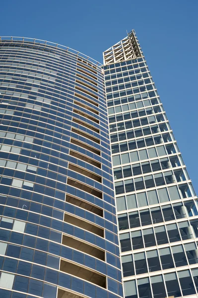 Szkło nowoczesny budynek na tle błękitnego nieba — Zdjęcie stockowe