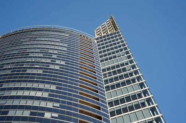 Edifício de vidro de negócios moderno no fundo do céu azul — Fotografia de Stock