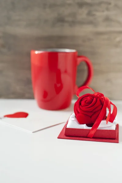 Valentinstag Geschenk mit Grußkarte und roter Tasse. — Stockfoto