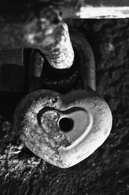 aşk kilit taş köprü üzerinde kalp şeklinde