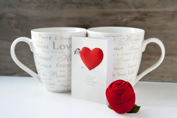 Aftelkalender voor Valentijnsdag geschenk met wenskaart en twee kopjes. — Stockfoto